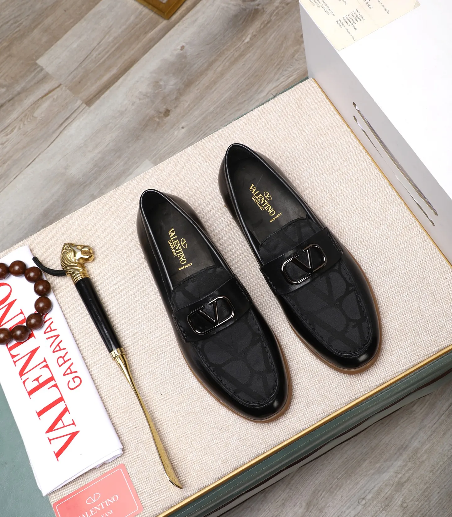 Men's shoes 💰520 [Valentino-Valentino] High-quality boutique men's shoes. The same style as the celebrities, original and authentic.✅ Made of imported cowhide + original apricot cowhide lining. The French luxury model is priced at 14,080 Swiss francs. It is also a Paris Fashion Week catwalk model. A brand can be deeply rooted in your heart, and a pair of shoes can make you linger. What you wear is not only noble, but also an aura. 👻Standard 38-45
